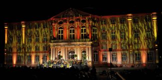 Große Opernchöre erklingen beim Bruchsaler Klassik Open Air vor der barocken und illuminierten Fassade des fürstbischöflichen Residenzschlosses. (Foto: Martin Heintzen)