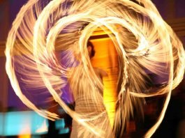 Firedancer: Tanz mit Feuer- und Lichtjonglage - gepaart mit Musik - wird zu einem visuellen atemberaubenden Erlebnis bei der Sparkasse Vorderpfalz. (Foto: Stefan Wüsten)