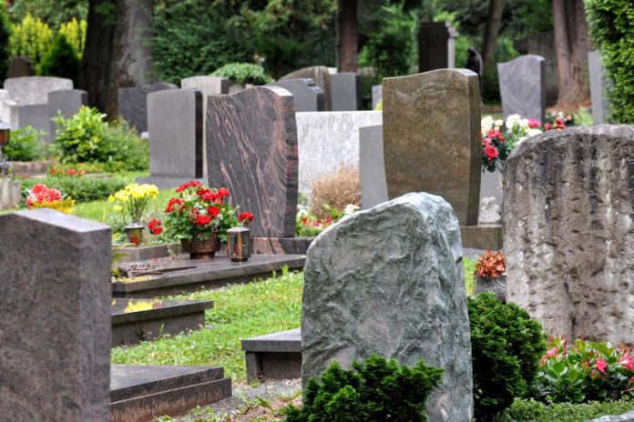 Stehen alle Grabsteine auf den Landauer Friedhöfen sicher? Das soll die Standsicherheitskontrolle klären, die von der Garten-Berufsgenossenschaft einmal im Jahr vorgeschrieben wird. (Foto: Stadt Landau in der Pfalz)