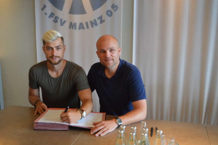 Alexander Hack (l.) und Sportdirektor Rouven Schröder (Foto: twitter.com/1FSVMainz05)