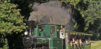 Auf eine nostalgische Bahnreise durch den Karlsruher Schlossgarten geht´s am Sonntag und Montag mit der Dampflok „Emma“ (Foto: Thomas Waidelich & Stephan Viel)
