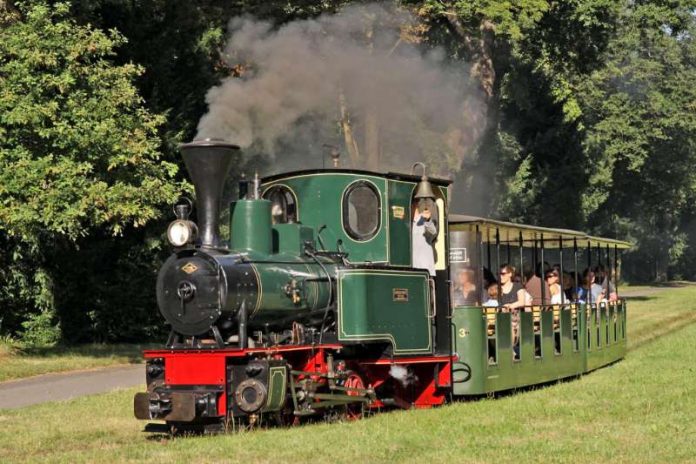 Auf eine nostalgische Bahnreise durch den Karlsruher Schlossgarten geht´s am Sonntag und Montag mit der Dampflok „Emma“ (Foto: Thomas Waidelich & Stephan Viel)