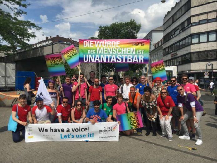 Das STAATSTHEATER zeigte Flagge (Foto: Badisches Staatstheater Karlsruhe)