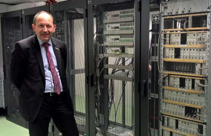 Erster Bürgermeister und IT-Dezernent Christian Specht präsentiert den Verkehrsrechner, der bislang in der alten Feuerwache Mitte verortet war. (Foto: Stadt Mannheim) Erster Bürgermeister und IT-Dezernent Christian Specht präsentiert den Verkehrsrechner, der bislang in der alten Feuerwache Mitte verortet war. (Foto: Stadt Mannheim)