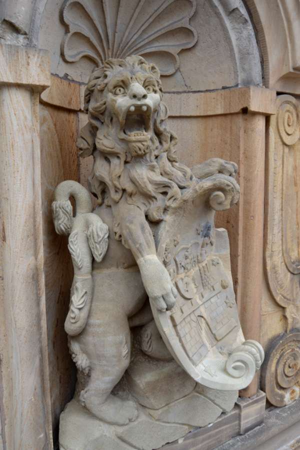 Stolzes Tier: Das Abbild eines bayrischen Löwen mit Landauer Stadtwappen in den Pfoten zierte lange Jahre das Stadtmuseum in der Königstraße, bevor es im II. Weltkrieg eingelagert wurde. Nun kehrte die Statue an ihren angestammten Platz am heutigen Stadtbauamt zurück. (Foto: Stadt Landau in der Pfalz) Stolzes Tier: Das Abbild eines bayrischen Löwen mit Landauer Stadtwappen in den Pfoten zierte lange Jahre das Stadtmuseum in der Königstraße, bevor es im II. Weltkrieg eingelagert wurde. Nun kehrte die Statue an ihren angestammten Platz am heutigen Stadtbauamt zurück. (Foto: Stadt Landau in der Pfalz)