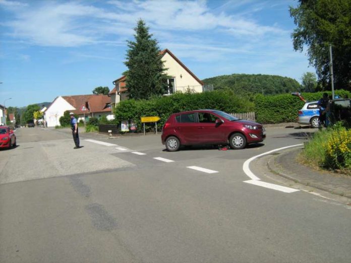 Beim Rangieren nach dem Anstoß hatte die 33-jährige PKW-Fahrerin das Fahrrad überrollt. (Foto: Polizei RLP)