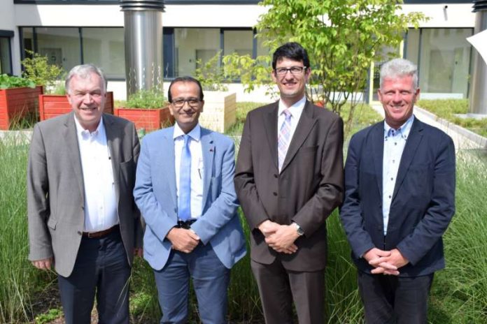 Dr. Hanns-Lothar Förschler (li.), Dr. Karsten Rudolf und Alexander Straus begrüßten Dr. Charalabos Salabasidis (v.l.) als neuen Chefarzt der Neuropsychiatrischen Klinik innerhalb der Diakonie-Klinik Mosbach. (Foto: Michael Walter)