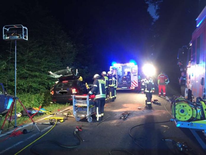 Beim Zusammenstoß von zwei PKW wurden vier Personen teilweise schwer verletzt. (Foto: Feuerwehr Wiesbaden) Beim Zusammenstoß von zwei PKW wurden vier Personen teilweise schwer verletzt. (Foto: Feuerwehr Wiesbaden)