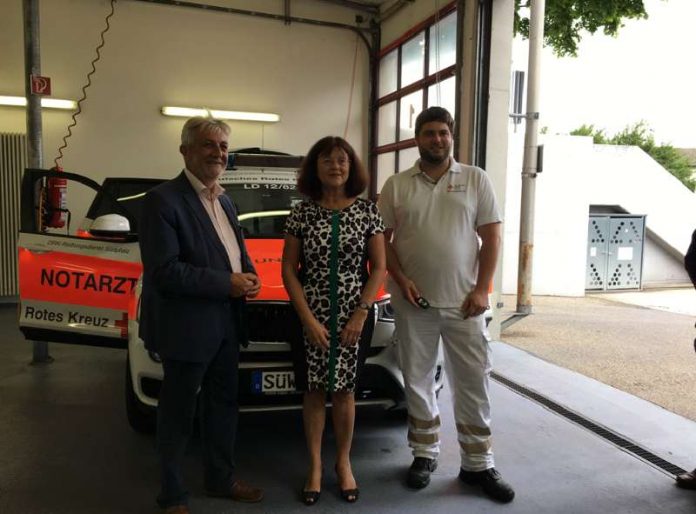 v.l.: Bürgermeister Hermann Bohrer, Landrätin Theresia Riedmaier, stv. Wachleiter Enrico Boos (Foto: DRK-Rettungsdienst Südpfalz GmbH)