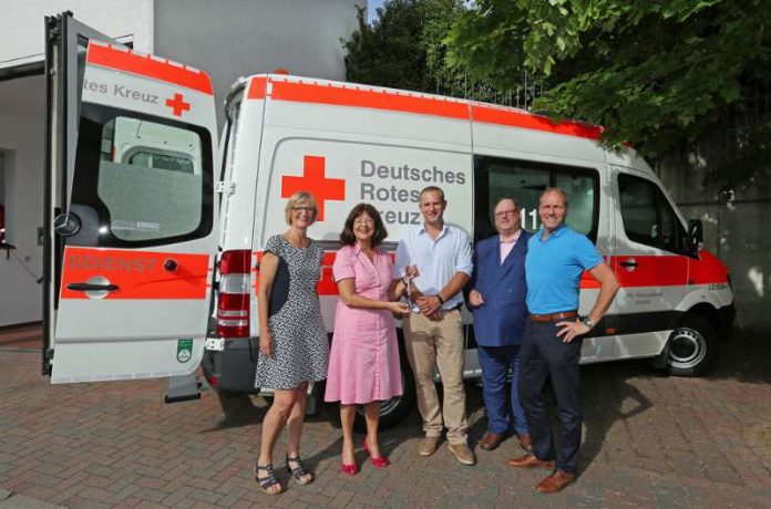 v.l.: Verbandsbürgermeisterin Hedi Braun, Landrätin Theresia Riedmaier, Wachleiter Christian Frank, Geschäftsführer Bernd Fischer, Leiter Rettungsdienst Jürgen See (Foto: DRK Rettungsdienst Südpfalz GmbH)