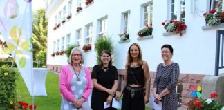 v.l.: Annette Ziegler, Organisatorin Sara Erat, Heidi Marie Sawall & Kirs- ten Wüst vor dem Gartenschau-Haus. (Foto: Gartenschau Bad Herrenalb 2017)