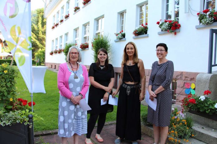 v.l.: Annette Ziegler, Organisatorin Sara Erat, Heidi Marie Sawall & Kirs- ten Wüst vor dem Gartenschau-Haus. (Foto: Gartenschau Bad Herrenalb 2017)