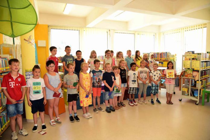 Abenteuer beginnen im Kopf – so lautet das Lesesommer-Motto. Die Eröffnung am Montag gestalteten Jungen und Mädchen der Grundschule Husterhöhe (Foto: Prof. Dr. Jochum)