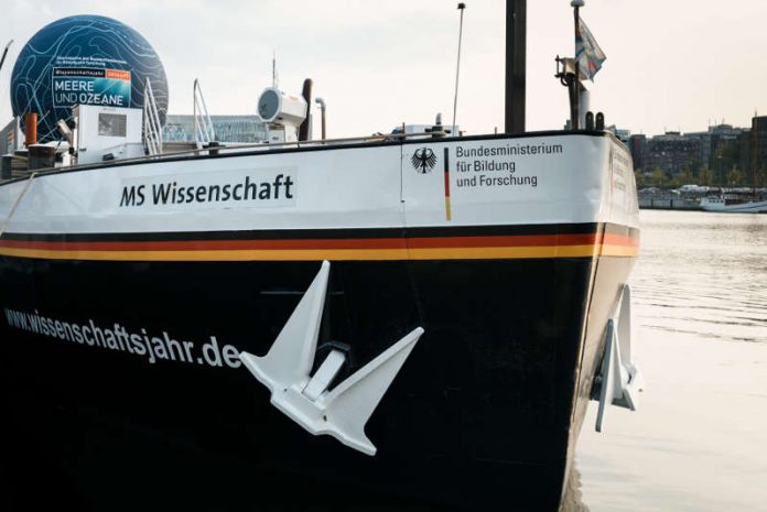 Im Wissenschaftsjahr 2016/17 - Meere und Ozeane ist die MS Wissenschaft thematisch passend im Look eines Forschungsschiffs unterwegs. (Quelle: Ilja Hendel/Wissenschaft im Dialog, CC BY 3.0 DE) Im Wissenschaftsjahr 2016/17 - Meere und Ozeane ist die MS Wissenschaft thematisch passend im Look eines Forschungsschiffs unterwegs. (Quelle: Ilja Hendel/Wissenschaft im Dialog, CC BY 3.0 DE)