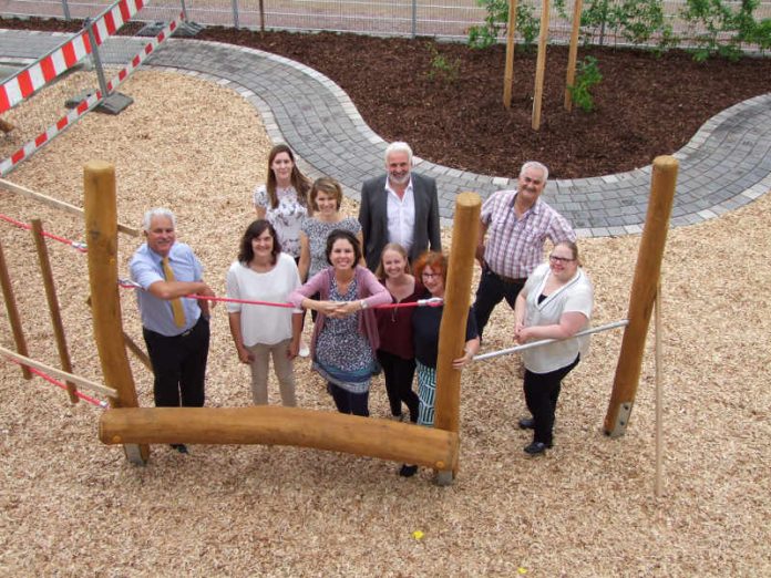 Das neue Kindergartenteam unter der Leitung von Nadja Kosack (1. v. l. in der zweiten Reihe), mit Bürgermeister Peter Christ, Fachbereichsleiter Peter Julier und Hausmeister Jean Hanna (Foto: Gemeindeverwaltung Böhl-Iggelheim)