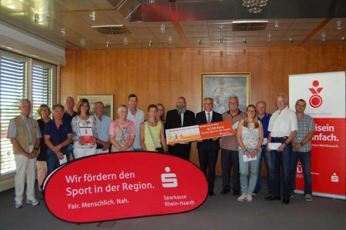 10 Schulen und Vereine aus dem gesamten Landkreis, Neustadt und Frankenthal wurden mit insgesamt 6.000 Euro an Preisgelder bedacht. (Foto: Sparkasse Rhein-Haardt)