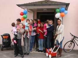 Seniorinnen und Senioren der "Alt und Jung"-Gruppe in Knielingen betreuen seit zehn Jahren ehrenamtlich Kinder. (Foto: Stadt Karlsruhe)