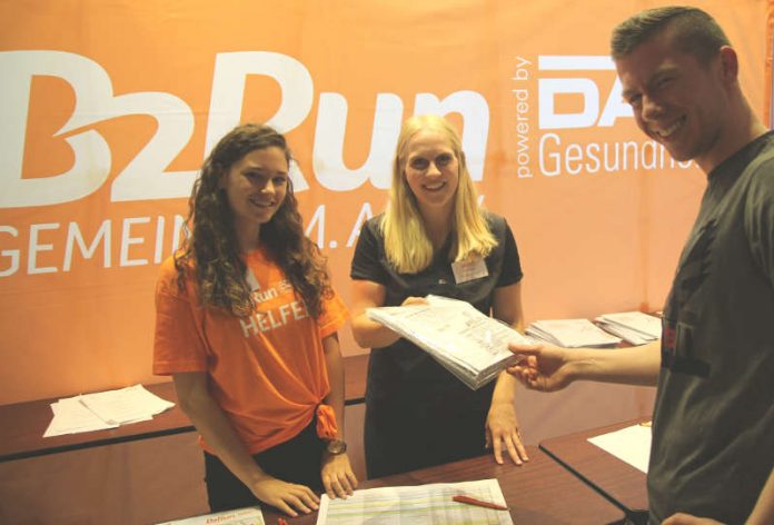 Die Teamkapitäne haben sich ihre Startnummern für den Lauf schon abgeholt (Foto: Infront B2RUN GmbH) Die Teamkapitäne haben sich ihre Startnummern für den Lauf schon abgeholt (Foto: Infront B2RUN GmbH)