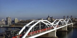 S-Bahn Baureihe ET 425 von Mannheim nach Ludwigshafen auf der Rheinbrücke (DB AG/Manfred Rinderspacher)