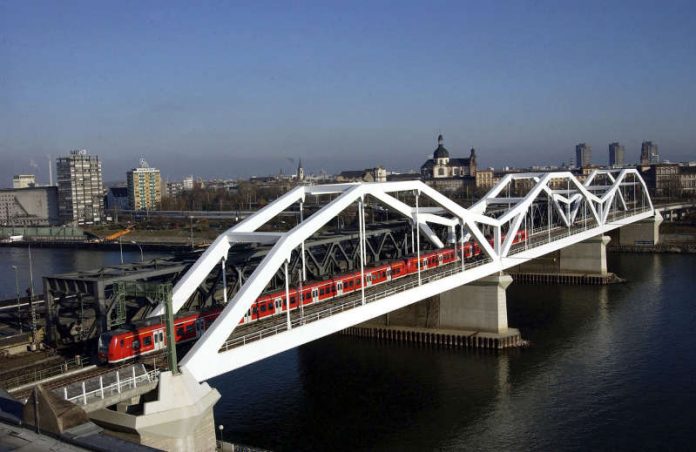 S-Bahn Baureihe ET 425 von Mannheim nach Ludwigshafen auf der Rheinbrücke (DB AG/Manfred Rinderspacher)