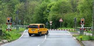 Wer sich so verhält, ist in absoluter Lebensgefahr. Außerdem drohen ein Bußgeld von 700 Euro, zwei Punkte und drei Monate Fahrverbot. (Foto: obs/Deutscher Verkehrssicherheitsrat e.V./Gerhard Zerbes)