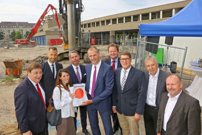 Mit der Übergabe der Baugenehmigung starten die Arbeiten auf dem Baufeld der GERCHGROUP AG (Quelle: Stadt Mannheim, Foto: Markus Proßwitz)