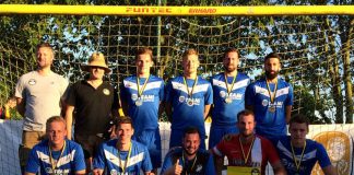 obias Fußer (Niederkirchen) und Rainald Kauer (Vorsitzender Ausschuss Breiten- u. Freizeitsport des SWFV) mit den Beachboys Südpfalz (Sieger Beachsoccer-Cup 2017). (Foto: SWFV)