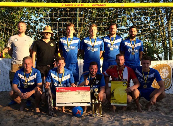 obias Fußer (Niederkirchen) und Rainald Kauer (Vorsitzender Ausschuss Breiten- u. Freizeitsport des SWFV) mit den Beachboys Südpfalz (Sieger Beachsoccer-Cup 2017). (Foto: SWFV)