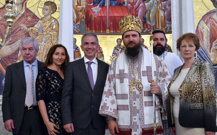 Der neue zukünftige Generalkonsul Branko Radovanovic, Milkica Romic, OB Peter Feldmann, Bischof Sergije Karanovic, Generalkonsulin Aleksandra Dordevic (Foto: Stadt Frankfurt)