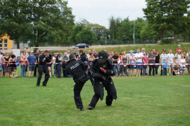 Vorführung Polizeitraining (Foto: Holger Knecht)