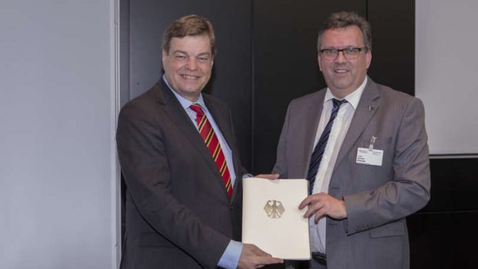 Landrat Clemens Körner (rechts) den Förderbescheid vom Parlamentarischen Staatssekretär Enak Ferlemann. (Foto: BMVI/Rui Cardoso)