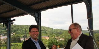 Bürgermeister Christoph Glogger und der Eigentümer der Dürkheimer Gondelbahn GmbH, Peter Schwab (Foto: Stadtverwaltung Bad Dürkheim)