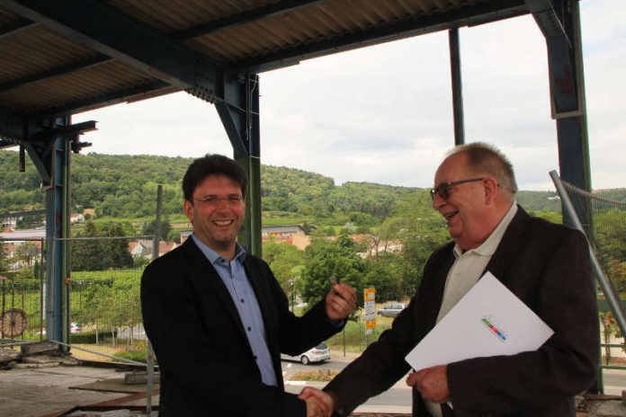 Bürgermeister Christoph Glogger und der Eigentümer der Dürkheimer Gondelbahn GmbH, Peter Schwab (Foto: Stadtverwaltung Bad Dürkheim)
