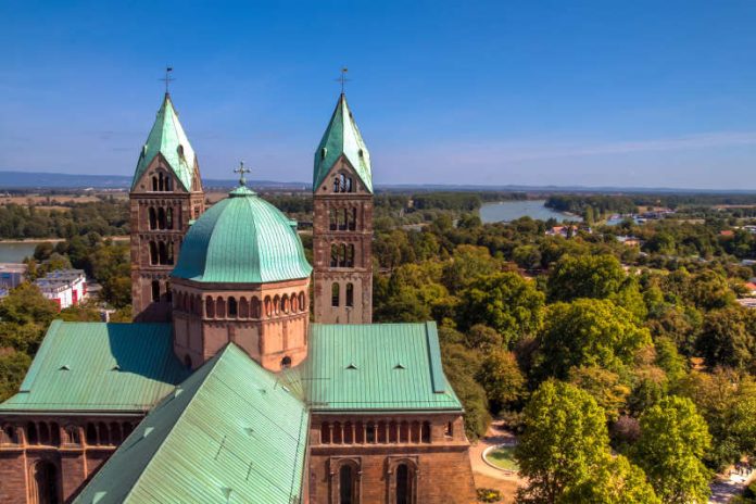 Dom zu Speyer; Blick von der Aussichtsplattform auf den Ostteil mit Querhaus und Osttürmen (Foto: Conny Conrad © der pilger)