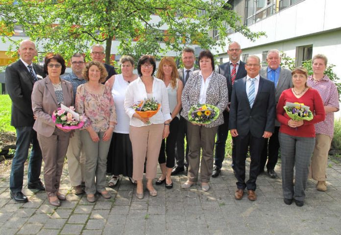 Neun Mitarbeiterinnen und Mitarbeiter wurden am Standort Mosbach der Neckar-Odenwald-Kliniken für ihren langjährigen Dienst geehrt oder aus diesem verabschiedet. (Foto: Neckar-Odenwald-Kliniken)