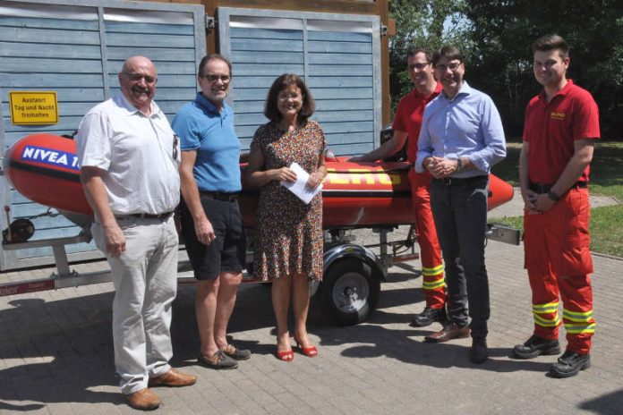 Übergabe des neuen Motorrettungsboots an die DLRG Ortsgruppe Landau (v.l.n.r.): Kreisbeigeordneter Helmut Geißer, Landtagsabgeordneter Wolfgang Schwarz, Landrätin Theresia Riedmaier, Technischer Leiter der DLRG Ortsgruppe Landau Simon Nichterlein, Oberbürgermeister Thomas Hirsch und Technischer Leiter der DLRG Ortsgruppe Landau Marcel Endres. (Foto: Stadt Landau in der Pfalz)