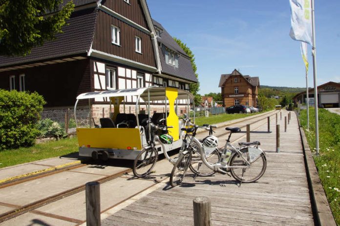 Solardraisine mit eBikes am Bahnhof in Wald-Michelbach (Foto: Überwaldbahn gGmbH) Solardraisine mit eBikes am Bahnhof in Wald-Michelbach (Foto: Überwaldbahn gGmbH)