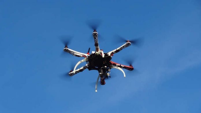 Drohne in der Luft (Foto: Simon Schoefl/Umweltamt Frankfurt)