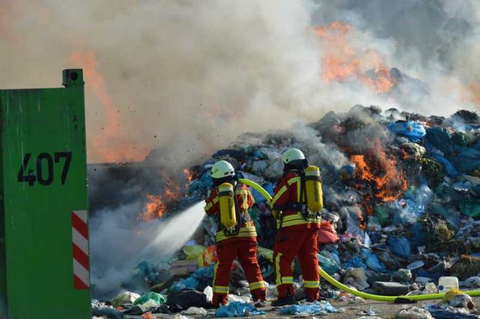Brand auf der Müllhalde - Die Feuerwehr Bruchsal im Einsatz
