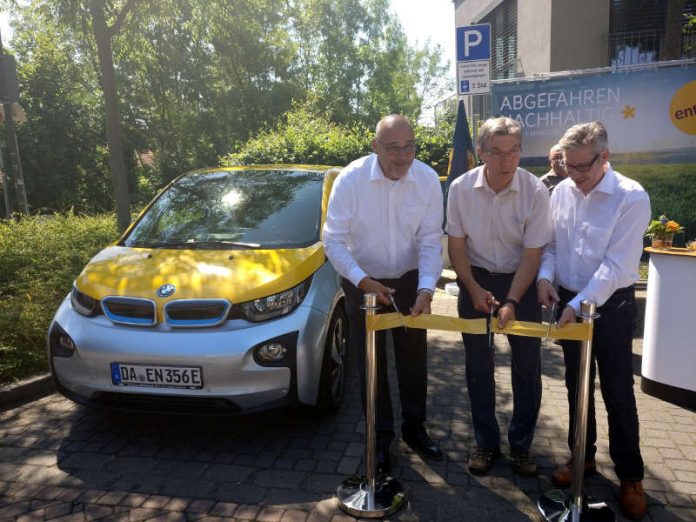 Andreas Niedermaier, Vorstand der ENTEGA AG, Dr. Werner Thomas, Bürgermeister von Dieburg, und Jorge Nunez, Betriebsstellenleiter e-netz Südhessen (v.l.), weihen die neue Ladesäule ein. (Foto: Entega AG) Andreas Niedermaier, Vorstand der ENTEGA AG, Dr. Werner Thomas, Bürgermeister von Dieburg, und Jorge Nunez, Betriebsstellenleiter e-netz Südhessen (v.l.), weihen die neue Ladesäule ein. (Foto: Entega AG)