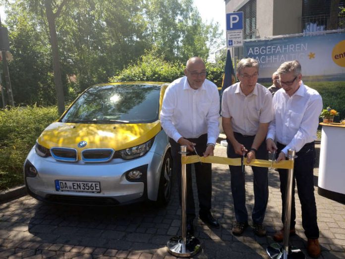 Andreas Niedermaier, Vorstand der ENTEGA AG, Dr. Werner Thomas, Bürgermeister von Dieburg, und Jorge Nunez, Betriebsstellenleiter e-netz Südhessen (v.l.), weihen die neue Ladesäule ein. (Foto: Entega AG)