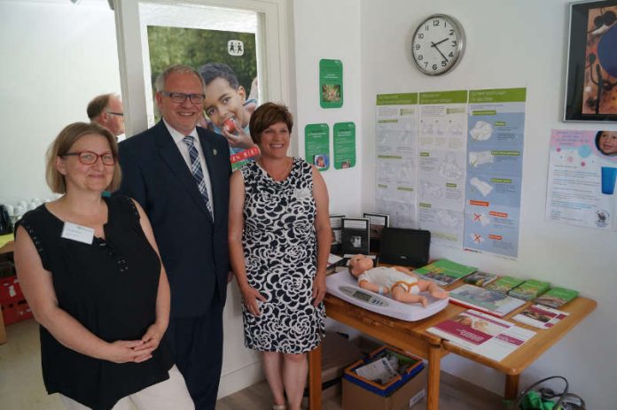 v.l.: Anette Widder (SOS Kinderdorf Pfalz), Landrat Hans-Ulrich Ihlenfeld, Martina Staubitz (SOS Kinderdorf Pfalz). Anette Widder und Martina Staubitz arbeiten seit Januar im Familienbüro Hettenleidelheim im Bereich der Frühen Hilfen, unter anderem bieten sie das Familienfrühstück an. (Foto: Kreisverwaltung Bad Dürkheim)