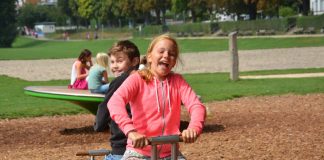 Coverfoto des diesjährigen Ferienpass-Programms: Spaß und Action bei 140 Veranstaltungen (Foto: Jonas Thibaut)