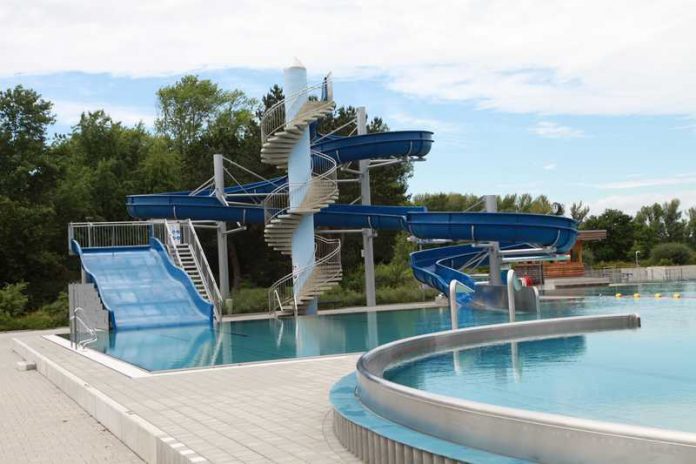 Die beiden Rutschen sind die Attraktionen des Freizeitbades