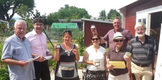 Spießig war gestern: Der Schrebergarten liegt wieder voll im Trend! Oberbürgermeister Thomas Hirsch (2.v.l.) hat die Kleingartenanlage auf dem ehemaligen LGS-Gelände jetzt gemeinsam mit Mitgliedern des Kleingartenvereins am Ebenberg der Jury des Landeswettbewerbs 2017 „Gärten im Städtebau“ präsentiert. (Foto: Stadt Landau in der Pfalz)