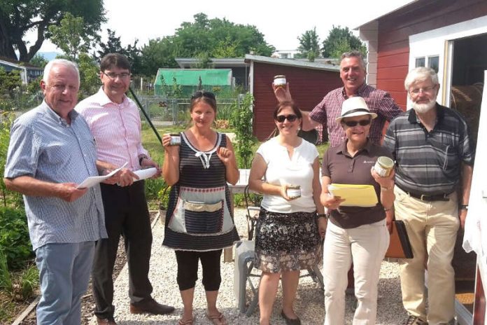 Spießig war gestern: Der Schrebergarten liegt wieder voll im Trend! Oberbürgermeister Thomas Hirsch (2.v.l.) hat die Kleingartenanlage auf dem ehemaligen LGS-Gelände jetzt gemeinsam mit Mitgliedern des Kleingartenvereins am Ebenberg der Jury des Landeswettbewerbs 2017 „Gärten im Städtebau“ präsentiert. (Foto: Stadt Landau in der Pfalz)