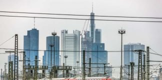 Frankfurt am Main, Skyline mit einem RE (Dosto) bei der Ausfahrt aus dem Hbf der Mainmetropole (Foto: Deutsche Bahn AG / Holger Peters)