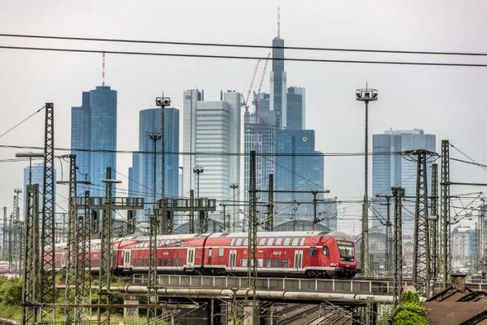 Frankfurt am Main, Skyline mit einem RE (Dosto) bei der Ausfahrt aus dem Hbf der Mainmetropole (Foto: Deutsche Bahn AG / Holger Peters)