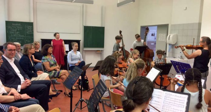 Landrätin Theresia Riedmaier, Bildungsministerin Dr. Stefanie Hubig und MdL Alexander Schweitzer beim Besuch der Streicherklasse im Alfred-Grosser-Schulzentrum (Foto: Kreisverwaltung Südliche Weinstraße)