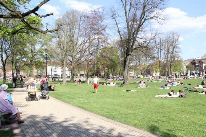 Der Stadtpark ist ein beliebtes Ausflugsziel. Für Radfahrer besteht ein Durchfahrtsverbot, um andere Parkbesucher nicht zu gefährden. Credit: Stadtverwaltung Kaiserslautern